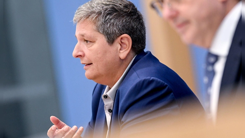 Claudia Plattner ist Präsidentin des Bundesamts für Sicherheit in der Informationstechnik (BSI). Für Cybersicherheit ist das Innenministerium zuständig, für die Digitalisierung der Verwaltung das neue Digitalministerium. (Archivbild)  (Foto: Britta Pedersen/dpa)