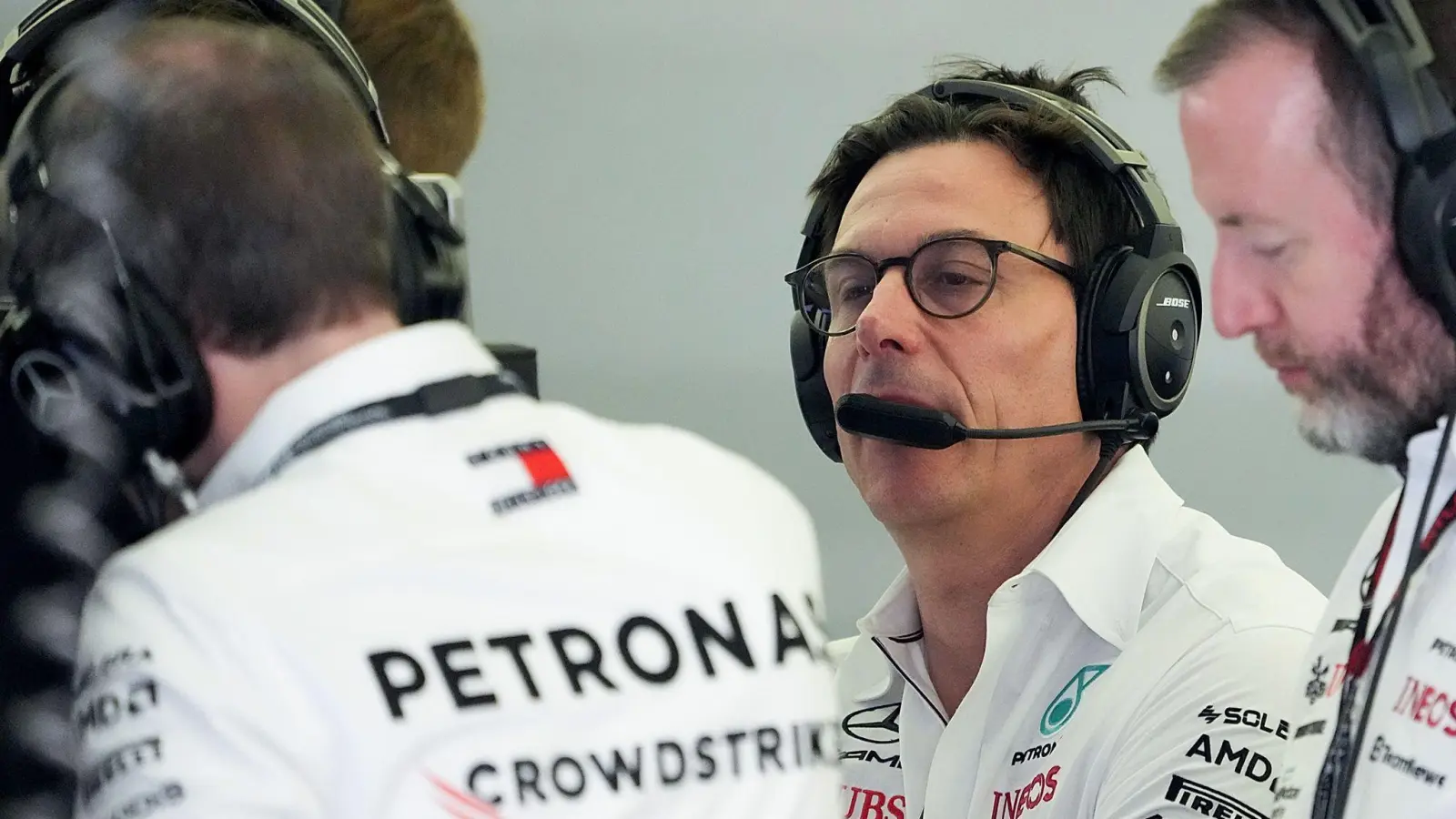 Mercedes-Teamchef Toto Wolff äußerte sich kritisch über den Rennwagen. (Foto: Hasan Bratic/dpa)