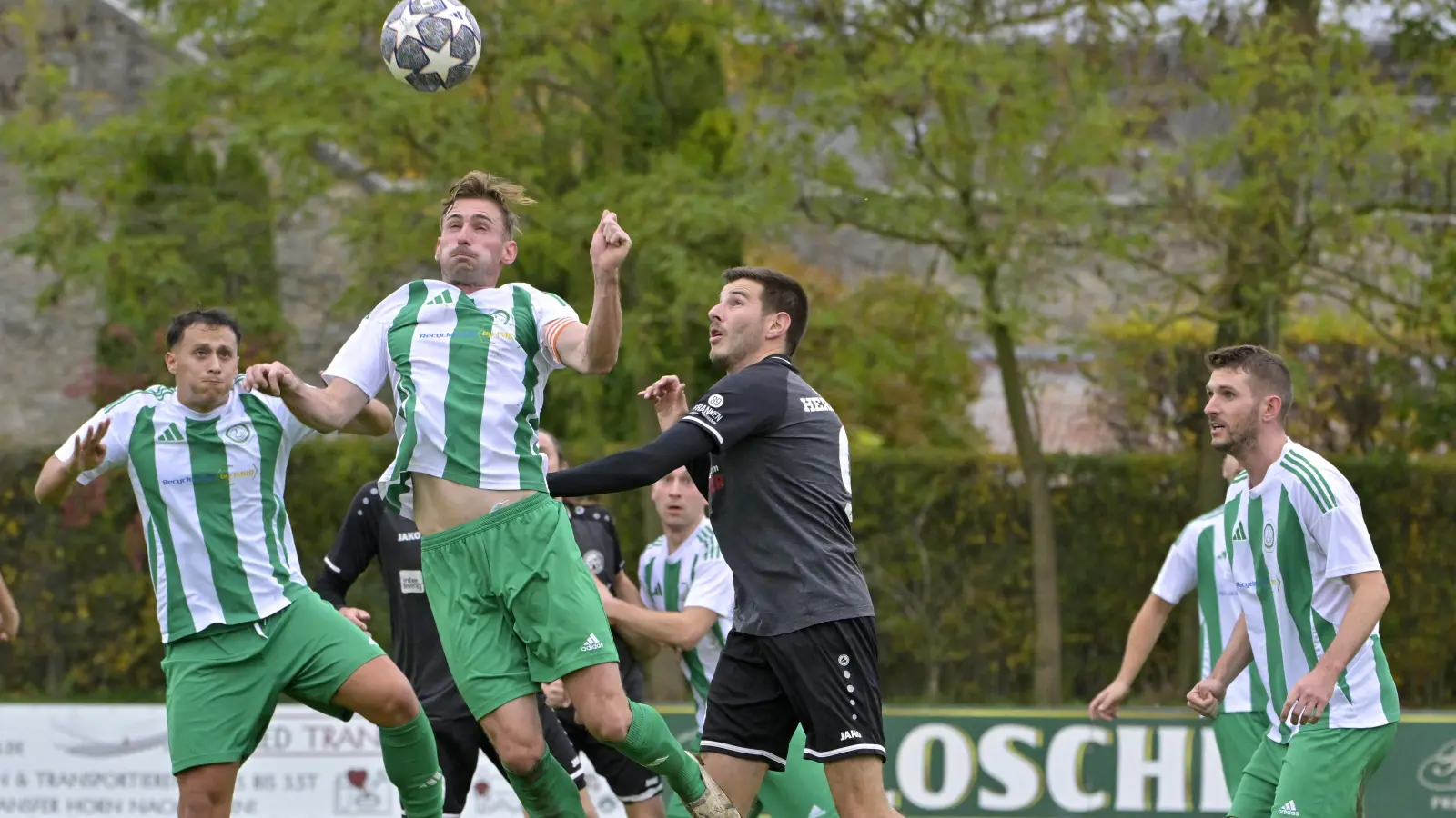 Der FV Uffenheim (in den grünen Trikots von links David Stadelmann, Uwe Bößendörfer und Bernd Bößendörfer) und die SG Herrieden (Andre Vogelhuber) gehören für die Konkurrenz zu den Favoriten auf den Meistertitel in der Bezirksliga Süd. (Foto: Martin Rügner)