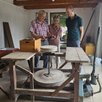 Friedel und Birgit Moll (von links) erläuterten bei der Übergabe der Töpferscheibe Dr. Markus Rodenberg Details der Geschichte der Leutershäuser Töpferei.  (Foto: Wolfgang Grebenhof)
