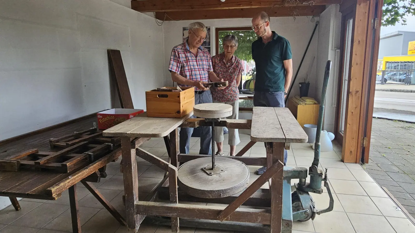 Friedel und Birgit Moll (von links) erläuterten bei der Übergabe der Töpferscheibe Dr. Markus Rodenberg Details der Geschichte der Leutershäuser Töpferei.  (Foto: Wolfgang Grebenhof)