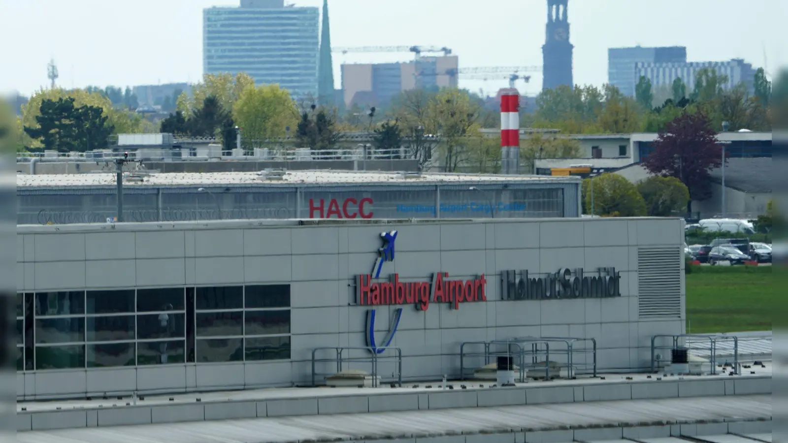 Am Airport Hamburg war es wegen eines Kerosin-Lieferengpasses zu Verspätungen und Flugausfällen gekommen. (Archivbild) (Foto: Marcus Brandt/dpa)