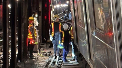 Bei einem Zusammenstoß zweier U-Bahnen in New York sind mindestens 24 Menschen verletzt worden. (Foto: Uncredited/NYC Emergency Management/AP/dpa)