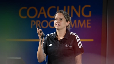 Auch Trainerpromis aus der Liga Benítez/Bronckhorst kommen zu den Lehrgängen, die Sonja Kienzler für den europäischen Verband mit organisiert. (Foto: Kristian Skeie – UEFA/UEFA via Getty Images)