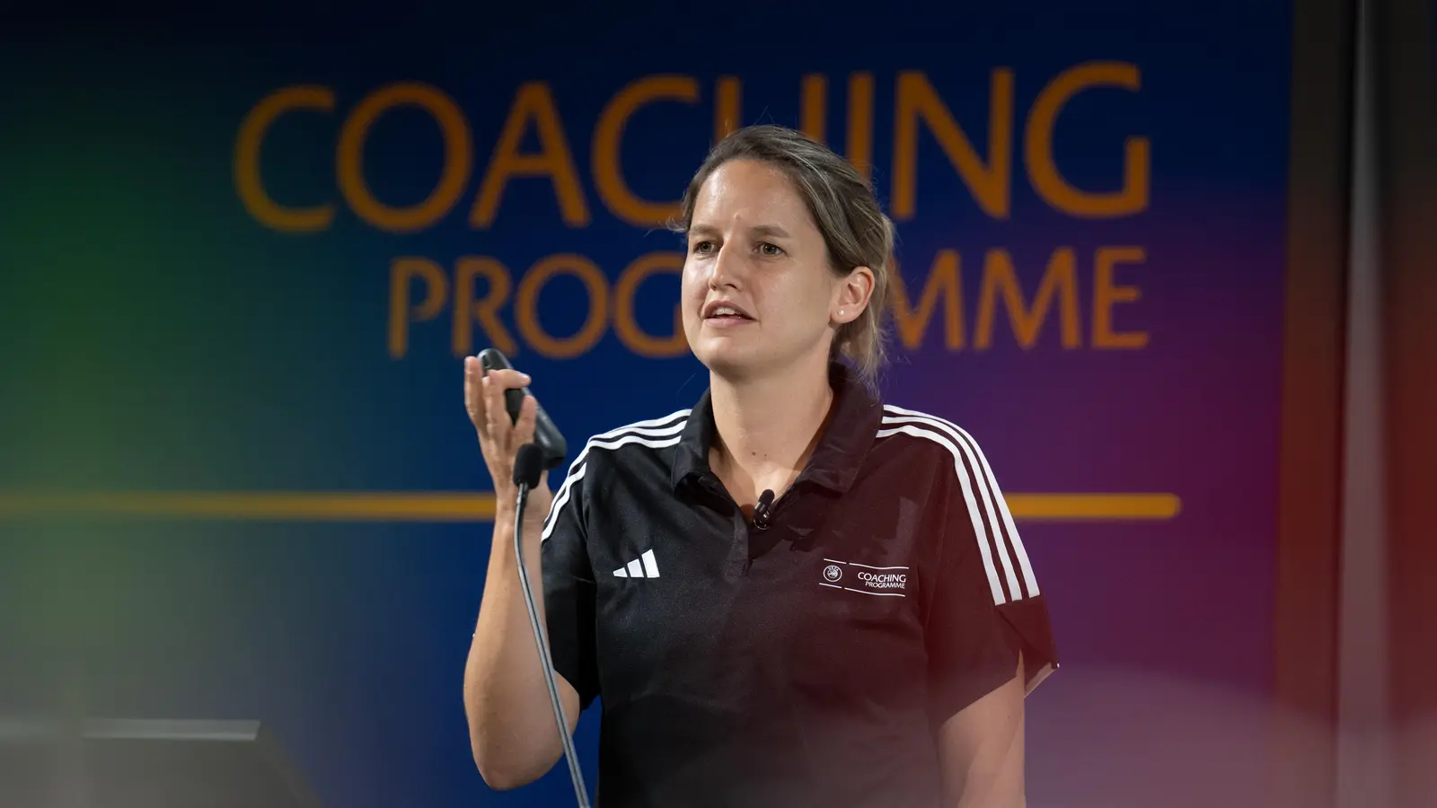 Auch Trainerpromis aus der Liga Benítez/Bronckhorst kommen zu den Lehrgängen, die Sonja Kienzler für den europäischen Verband mit organisiert. (Foto: Kristian Skeie – UEFA/UEFA via Getty Images)