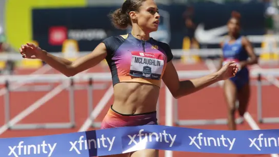 Sydney McLaughlin überquert die Ziellinie auf ihrem Weg zu einem neuen Weltrekord im 400-Meter-Hürdenlauf der Frauen bei den US-Leichtathletikmeisterschaften. (Foto: Chris Pietsch/The Register-Guard via AP/dpa)