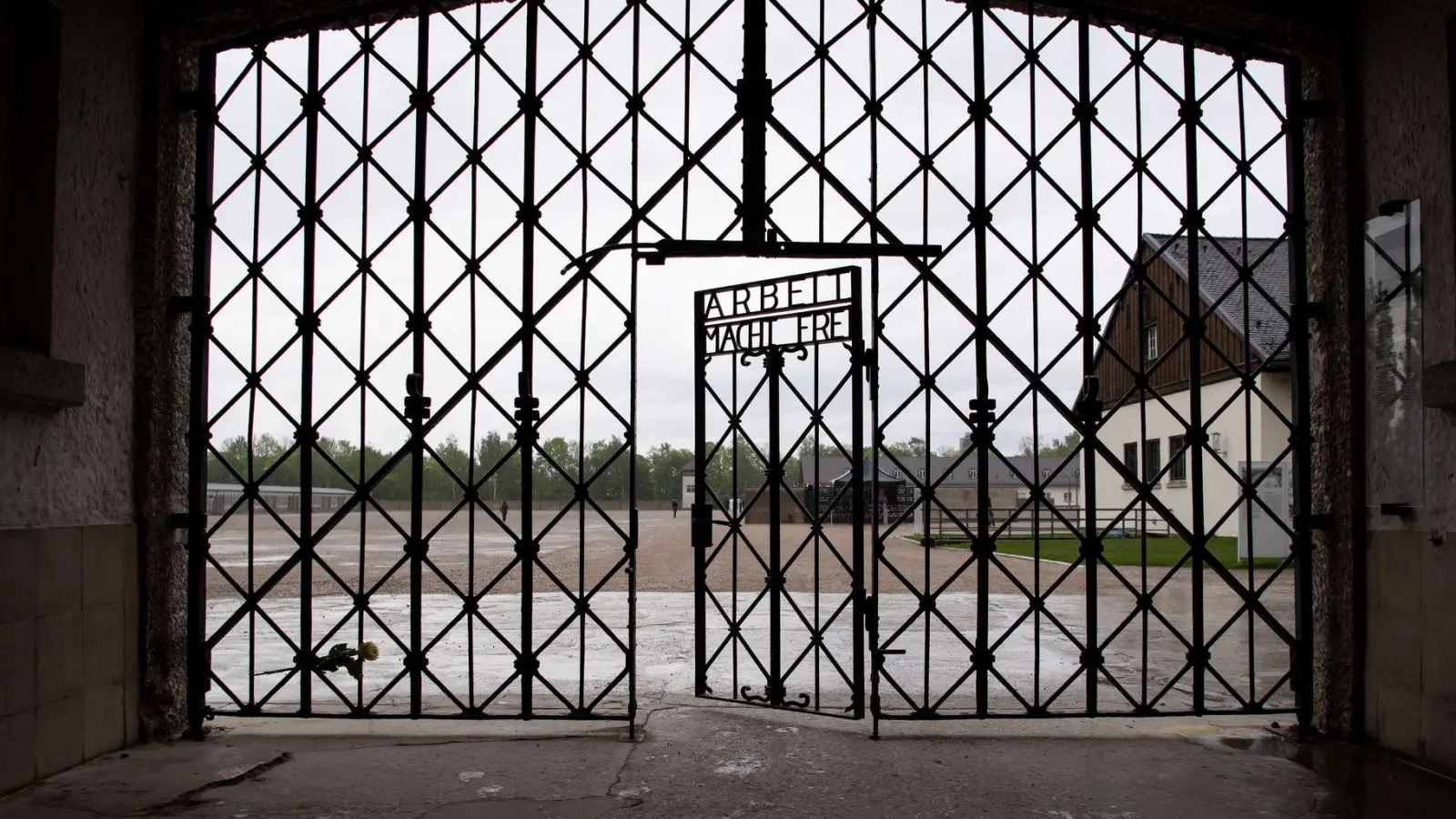 An den Orten des Grauens während des Nationalsozialismus wie hier in Dachau wurden Gedenkstätten errichtet. (Archivbild)  (Foto: Sven Hoppe/dpa)