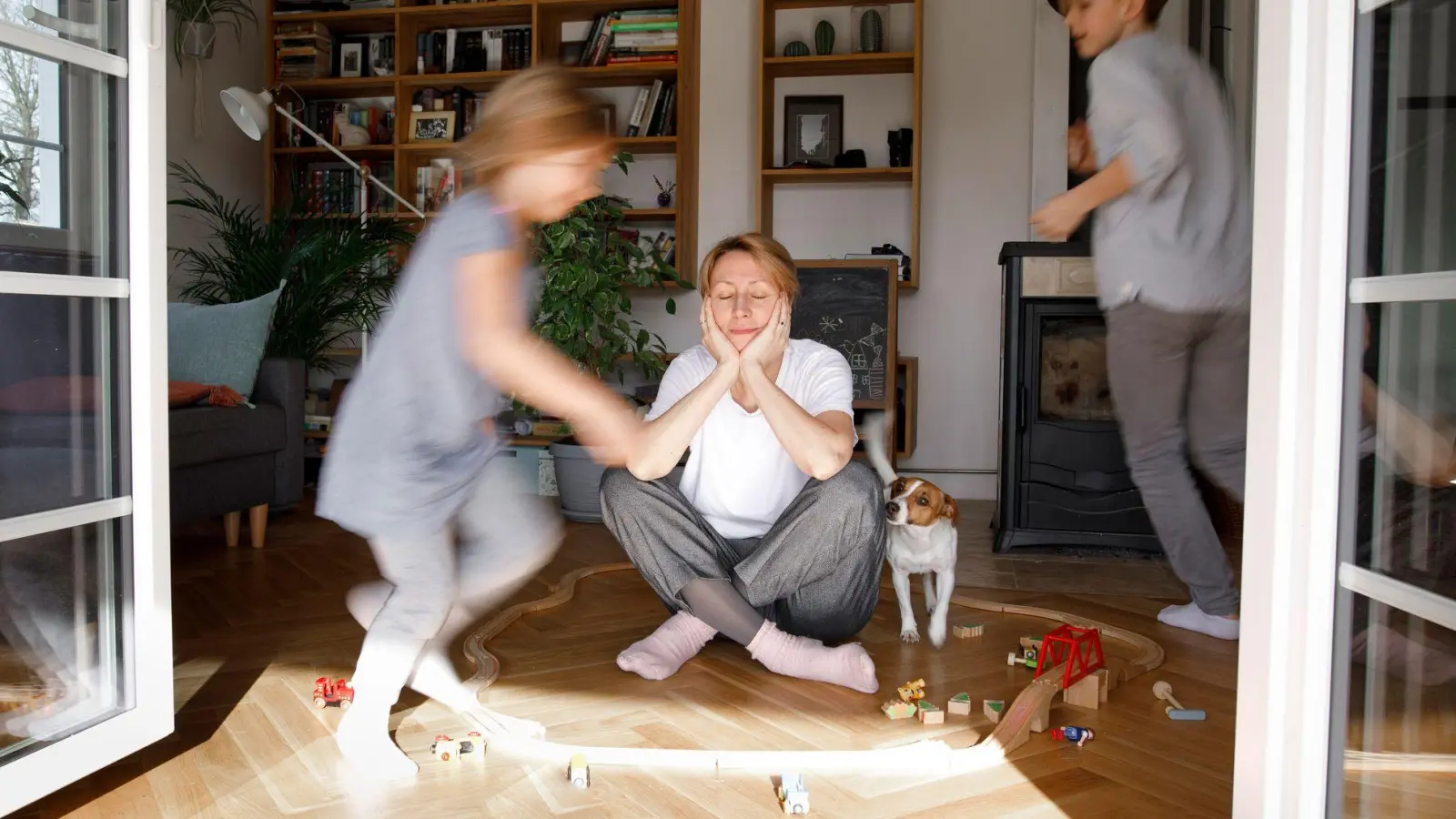 Das Gefühl, nur noch zu funktionieren, aber nichts mehr zu fühlen? Wer immer viel gibt, ist irgendwann erschöpft.  (Foto: Katharina Mikhrin/Westend61/dpa-tmn)