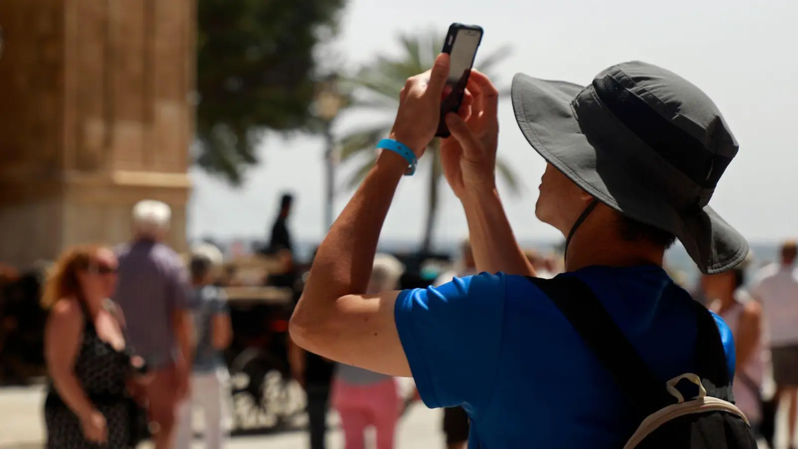 Urlaubsfalle Mobilfunk: Auch ohne Roaminggebühren kann die Handynutzung auf Reisen teuer werden. Wer WLAN-Calls &amp; Co. nicht deaktiviert, zahlt schnell drauf. (Foto: Clara Margais/dpa/dpa-tmn)