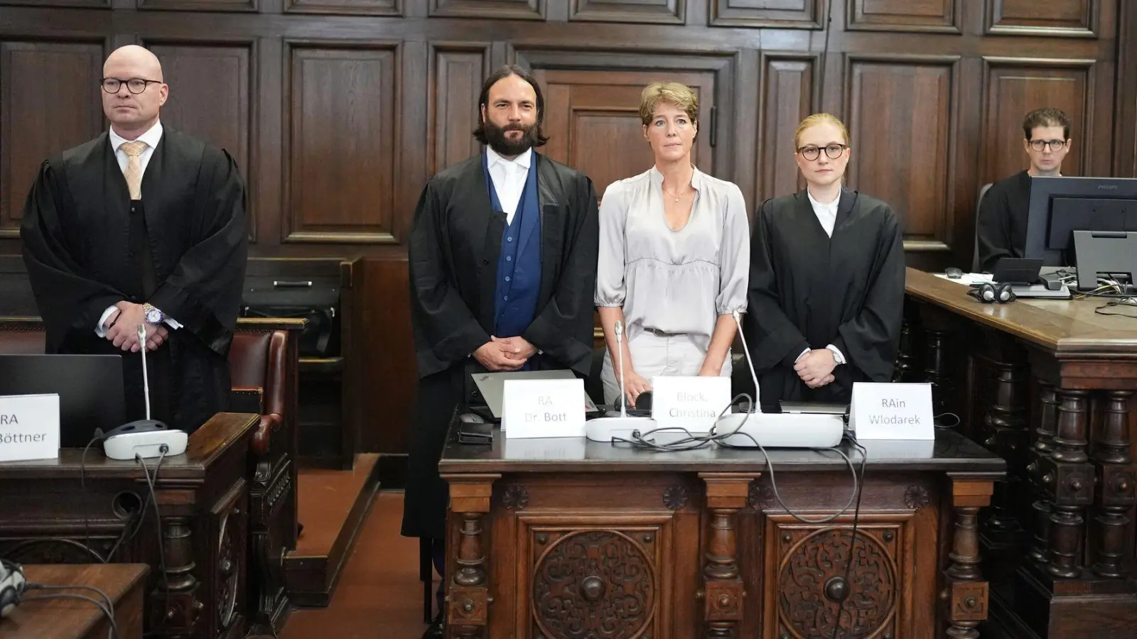 Der angeklagte Israeli sitzt als einziger Beschuldigter in Untersuchungshaft und wird erst in den Gerichtssaal geführt, wenn die Fotografen ihn verlassen haben. (Foto: Marcus Brandt/dpa Pool)