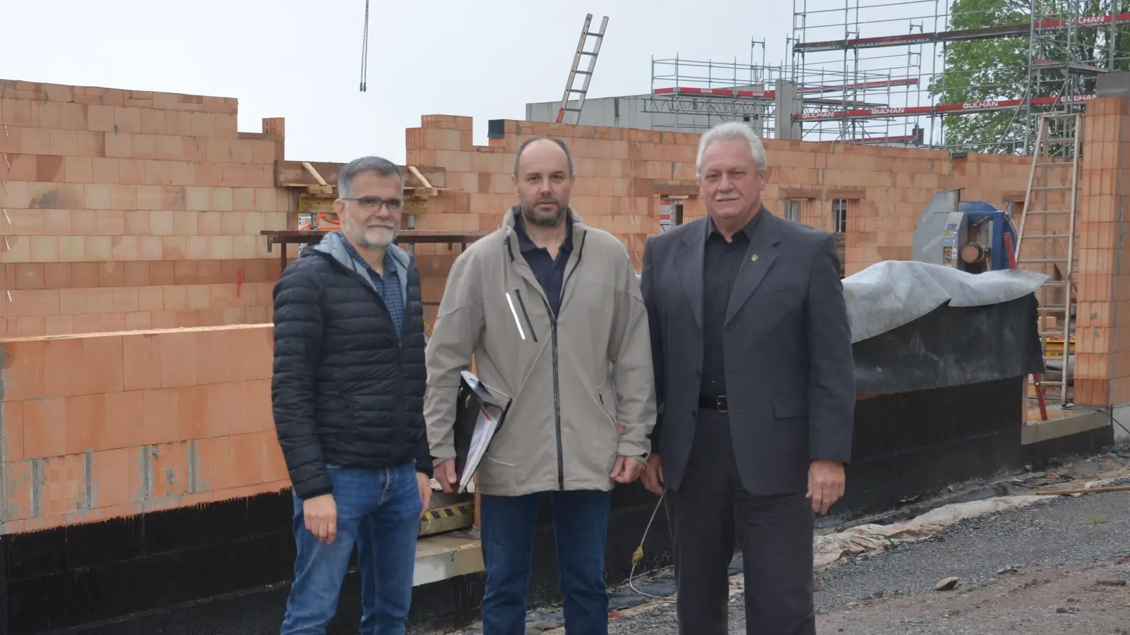 Gerald Schorr (links) und Bürgermeister Klaus Meier (rechts) nahmen den neuen Hoffnungsträger Gerhard Hofmann beim Ortstermin auf der Baustelle des neuen Neustädter Feuerwehrhauses in die Mitte. (Foto: Patrick Lauer)