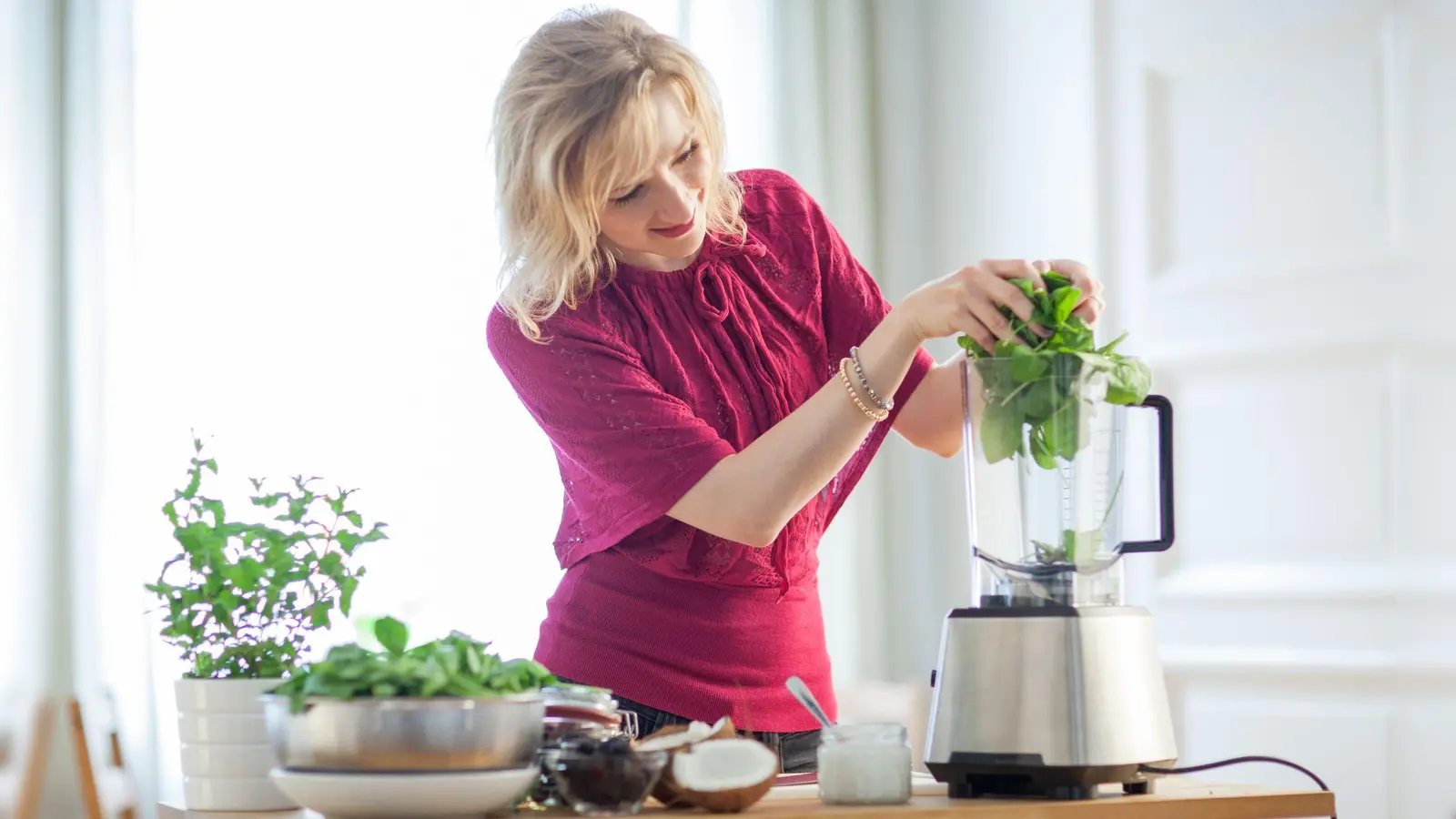Spinat zu pürieren sollte wohl für jeden Standmixer kein Problem sein. Wer aber härtere Sachen wie Nüsse zerkleinern will, sollte zu einem leistungsstärkeren Gerät greifen. (Foto: Christin Klose/dpa-tmn)