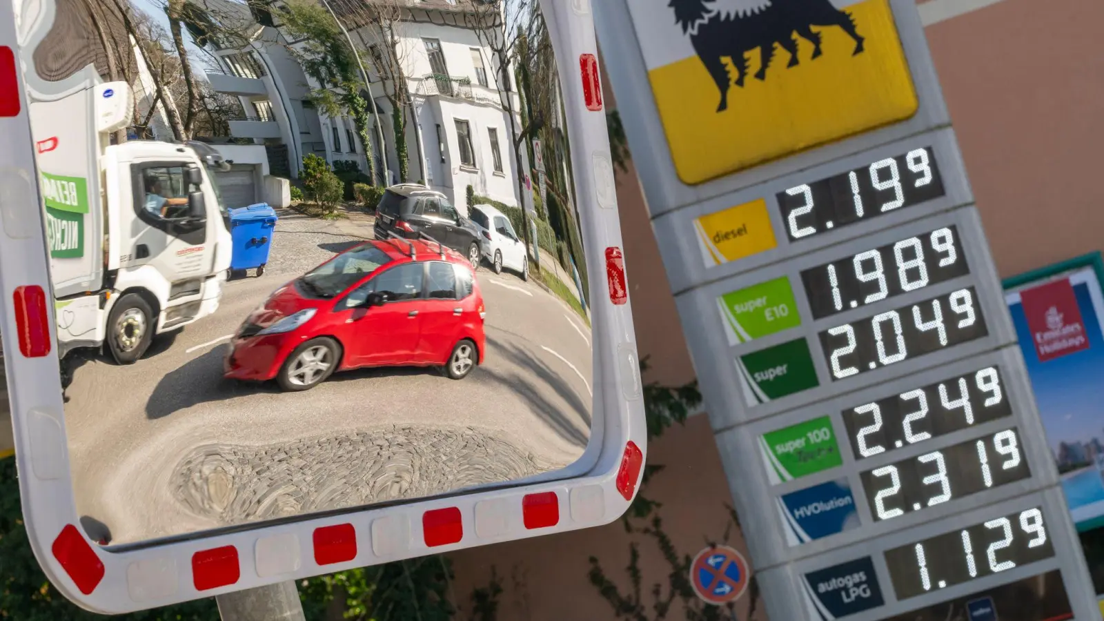Zum ersten Mal seit Kriegsbeginn sind die Spritpreise im Tagesvergleich gefallen. (Archivbild) (Foto: Peter Kneffel/dpa)