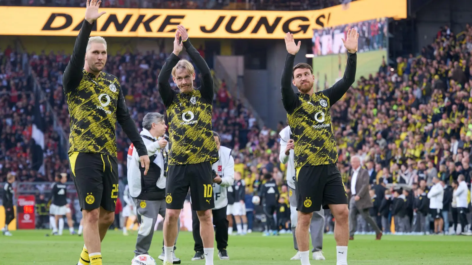 Niklas Süle (l) und Julian Brandt (r) verlassen zum Ende der Saison Borussia Dortmund.  (Foto: Bernd Thissen/dpa)