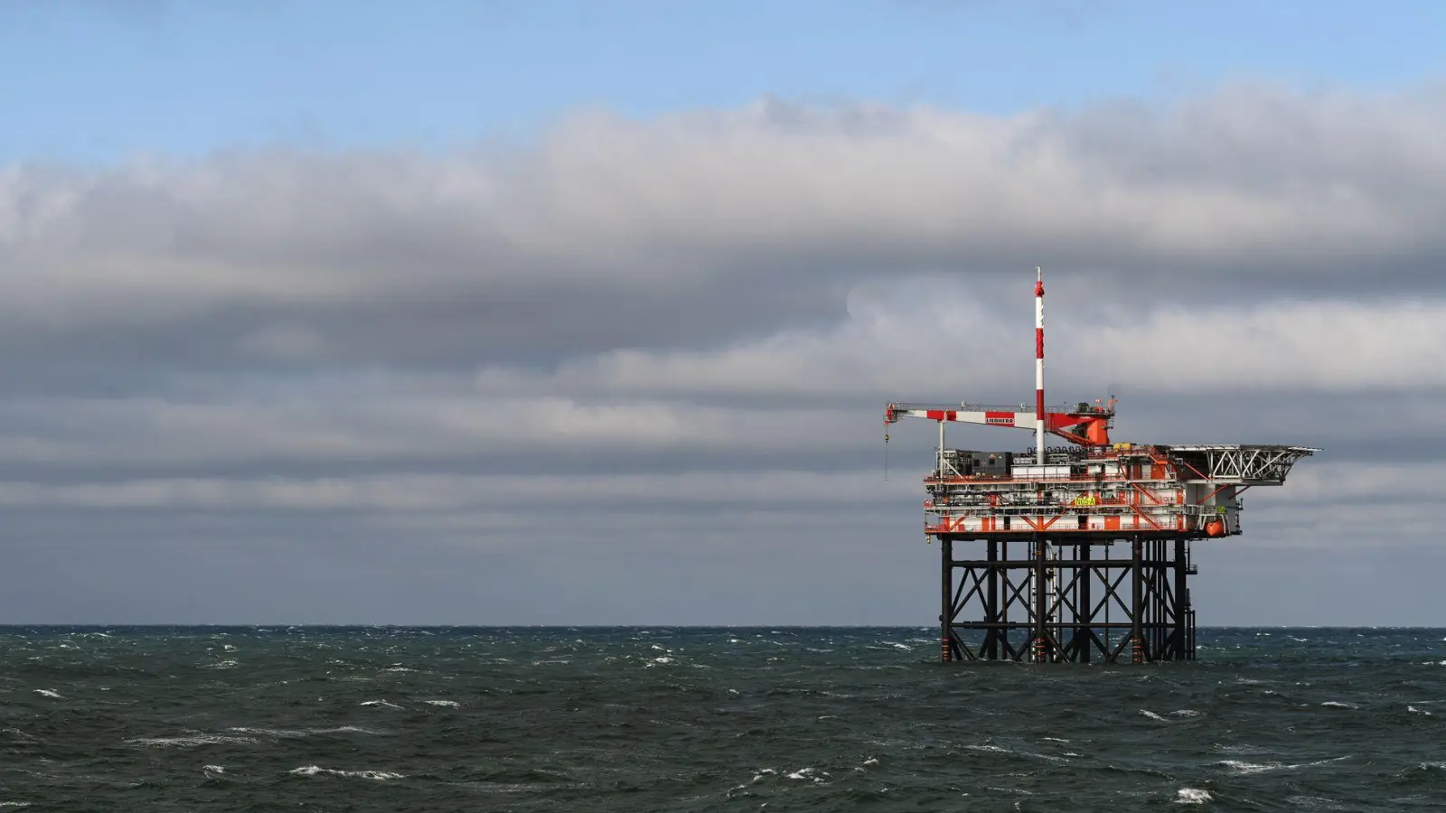 Nach einer Behördenentscheidung darf auch auf deutschem Hoheitsgebiet in der Nordsee vor Borkum Erdgas gefördert werden. (Archivbild) (Foto: Lars Penning/dpa)