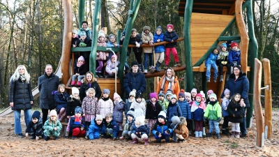 Die Kinder der Kindertagesstätte Dombachknirpse gehen regelmäßig auf dem Spielplatz Am Zeilberg spielen. Sie freuen sich über das neue Gerät, auf dem sie rutschen und klettern können.  (Foto: Luca Paul)