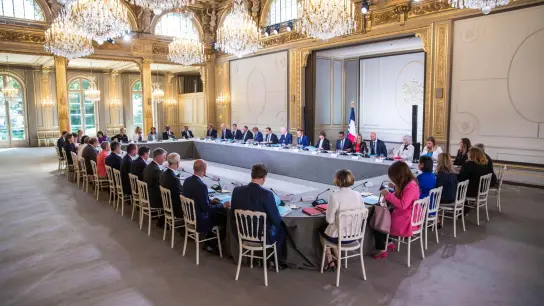 Emmanuel Macron (Mitte, r) leitet die erste Kabinettssitzung mit neuen Ministerinnen und Ministern im Elysee-Palast. (Foto: Christophe Petit Tesson/EPA POOL/AP/dpa)