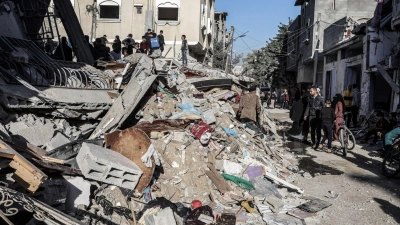 Palästinenser suchen nach einem israelischen Luftangriff in den Trümmern nach Überlebenden. (Foto: Abed Rahim Khatib/dpa)