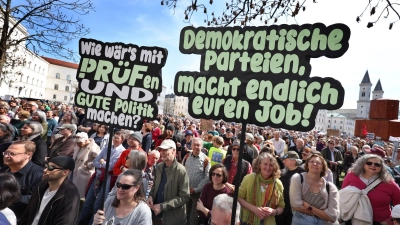 Demonstranten beteiligen sich an einer Kundgebung des Wohn- und Kulturzentrums für Geflüchtete „Bellevue di Monaco“ zur „Prüf-Kampagne“. Diese fordert, dass alle rechtsextreme Parteien vom Bundesverfassungsgericht überprüft werden. (Foto: Karl-Josef Hildenbrand/dpa)