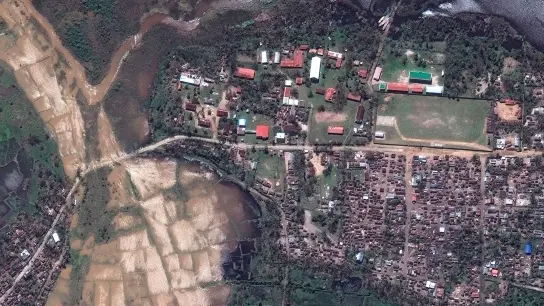 Satellitenbild mit Aufnahme von überfluteten Straßen, Feldern und dem Hauptort Nosy Varika in Madagaskar nach dem Zyklon Batsirai. (Foto: Uncredited/Satellite image ©2022 Maxar Technologies via AP/dpa)