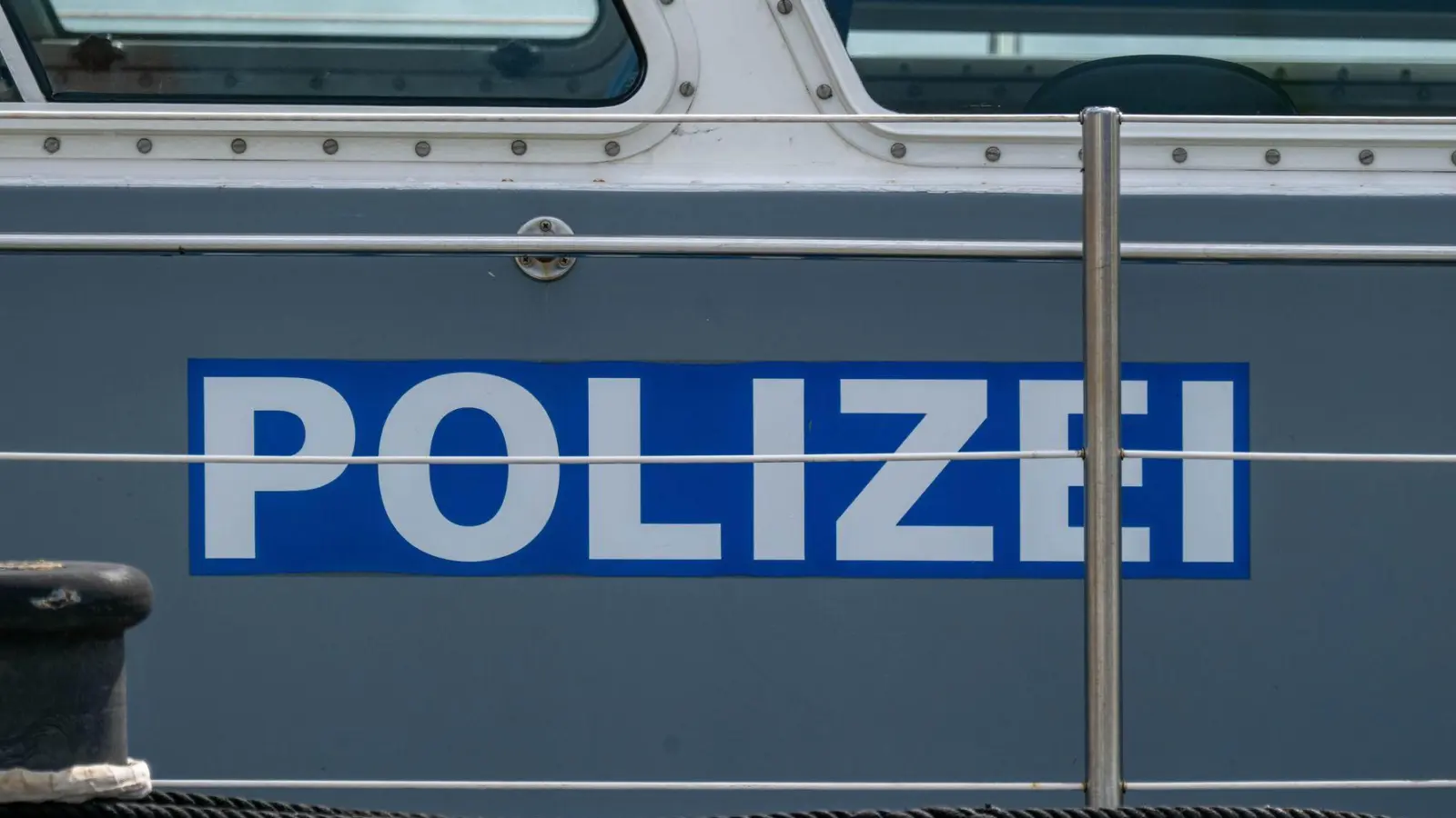 Die Wasserschutzpolizei untersagte dem Schiffsführer zunächst die Weiterfahrt. (Symbolbild) (Foto: Stefan Sauer/dpa)