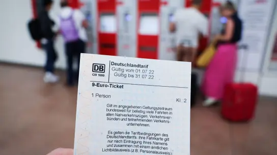 Im ersten Gültigkeitsmonat des sogenannten 9-Euro-Tickets sind dem Verband Deutscher Verkehrsunternehmen (VDV) zufolge bundesweit rund 21 Millionen der Sonderfahrkarten verkauft worden. (Foto: Christian Charisius/dpa)