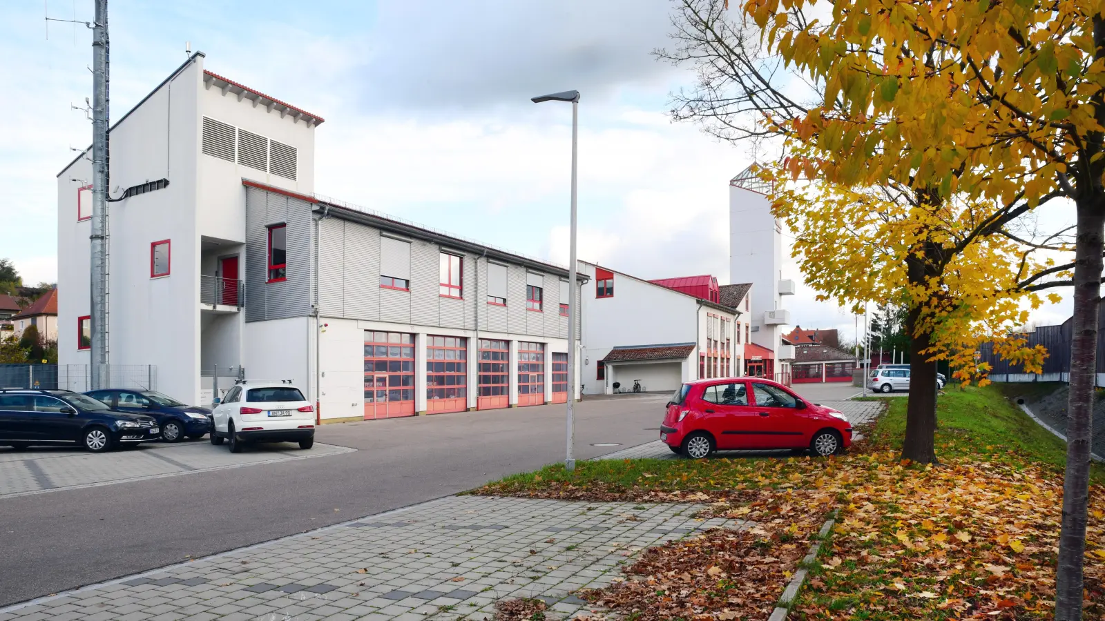 Die Feuerwache in Eyb, wie sie aktuell aussieht. An das Treppenhaus soll die neue Fahrzeughalle angebaut werden. (Archivbild: Jim Albright)