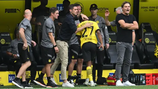 Dortmunds Sportdirektor Sebastian Kehl (3.vl) klopft dem ausgewechseltem Karim Adeyemi (M) auf die Schultern. (Foto: Bernd Thissen/dpa)