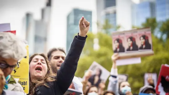 Demonstranten vor der Alten Oper in Frankfurt. Nach dem Tod von Mahsa Amini, die im Iran in Polizeigewahrsam gestorben war, sind Tausende Menschen in Deutschland auf die Straße gegangen. (Foto: Frank Rumpenhorst/dpa)