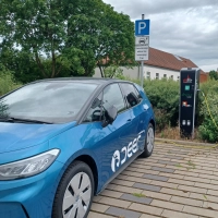 Eine Ladesäule inklusive Carsharing der Marke Deer, hier in Merkendorf, könnte auch bald in Oberdachstetten Realität werden. (Foto: Eileen Gillwald)