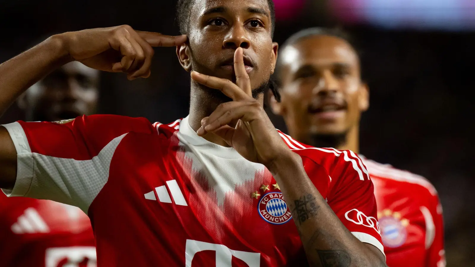 Matchwinner Michael Olise jubelt nach seinem Siegtor auf seine ganz eigene Art. (Foto: Sven Hoppe/dpa)