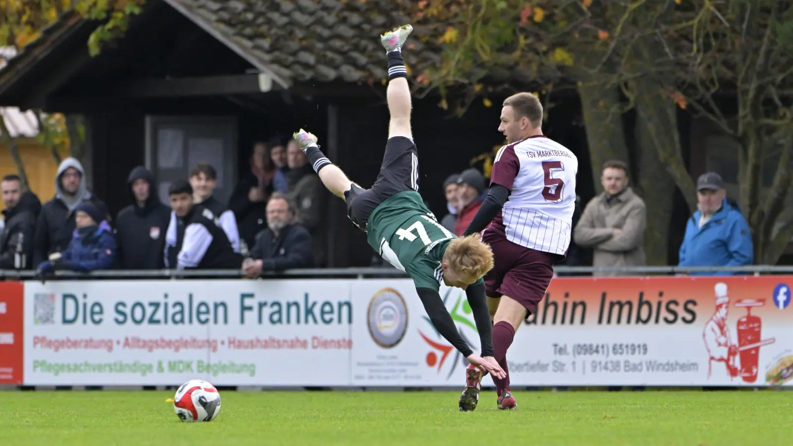 Fallstudie: Für diese Aktion gegen Yves Tillmann vom VfB Schillingsfürst sah Andreas Schuh (rechts) die Rote Karte. (Foto: Martin Rügner)