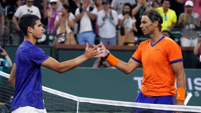 Spaniens Superstar Rafael Nadal (r) besiegte im Halbfinale von Indian Wells seinen Landsmann Carlos Alcaraz. (Foto: Mark J. Terrill/AP/dpa)