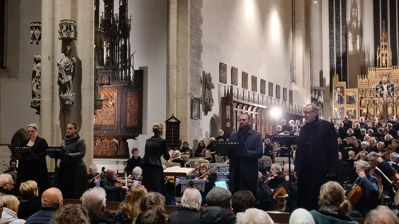 Die vier Solisten des Requiems (von links): Sopranistin Yasmine Levi-Ellentuck, Mezzosopranistin Kora Pavelic, Tenor Nino Aurelio Gmünder und Bass Thomas Jesatko. Jasmin Neubauer dirigierte souverän die beiden Chöre und das Orchester. (Foto: Margit Schwandt)