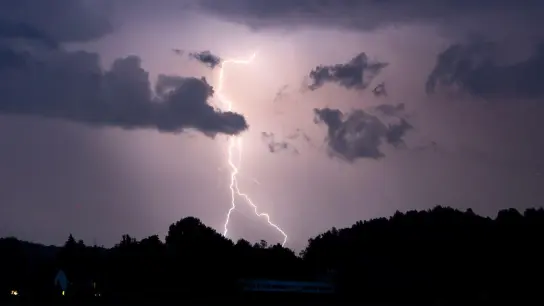 Ein Blitz erhellt den Nachthimmel. (Foto: Tobias Hartl/Vifogra/dpa/Symbolbild)
