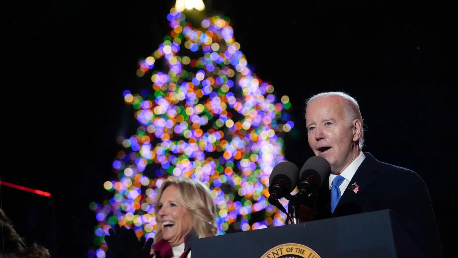US-Präsident Joe Biden hat mit seiner Ehefrau Jill die Weihnachtszeit in den USA eingeläutet. (Foto: Andrew Harnik/AP/dpa)