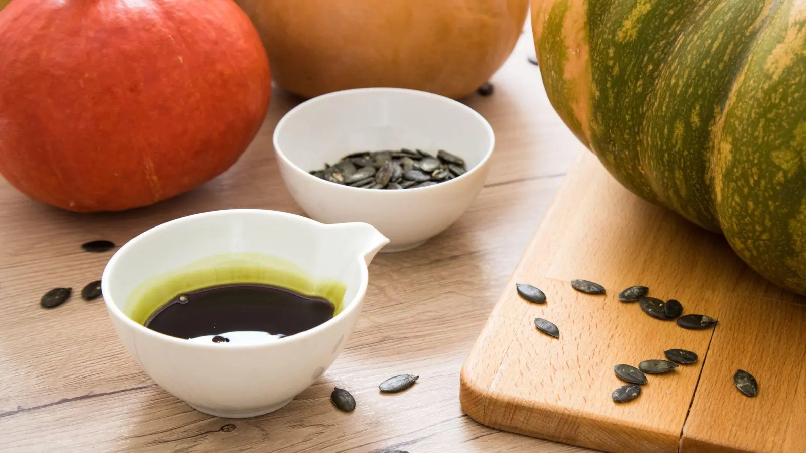 Kürbiskernöle sind im Vergleich zu den anderen getesteten Speiseölen durchschnittlich am wenigsten mit Mineralölbestandteilen belastet.  (Foto: Christin Klose/dpa-tmn)