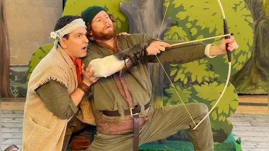 Gut gezielt, ist halb getroffen: Andreas Peteratzinger als Mitch (links) und Mario Brutschin als Robin Hood in "Robin Hood" auf der Freilichtbühne des Landestheater Dinkelsbühl. (Foto: Lara Hausleitner)