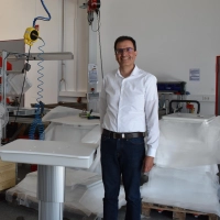Alexander Dürsch zeigt einen speziellen Tisch für Augenärzte, der auch von Rollstuhlfahrern genutzt werden kann. Darauf wird ein Untersuchungsgerät installiert.  (Foto: Ute Niephaus)