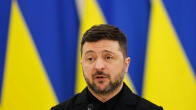 Der ukrainische Präsident Wolodymyr Selenskyj sieht eine EU-Mitgliedschaft für sein Land schon 2027 als wichtige Sicherheitsgarantie. (Archivbild) (Foto: Mindaugas Kulbis/AP/dpa)