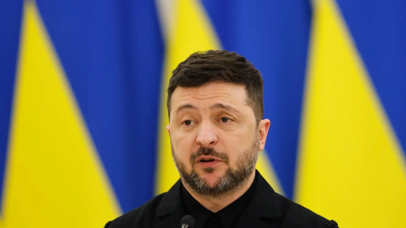 Der ukrainische Präsident Wolodymyr Selenskyj sieht eine EU-Mitgliedschaft für sein Land schon 2027 als wichtige Sicherheitsgarantie. (Archivbild) (Foto: Mindaugas Kulbis/AP/dpa)