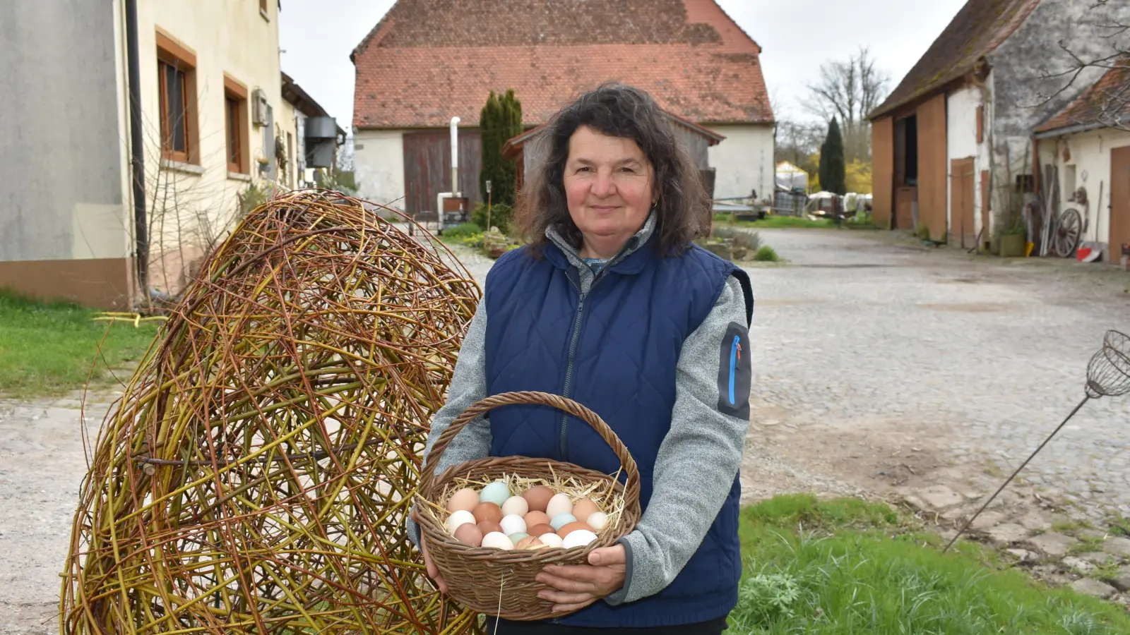 Helga Hopf aus Emskirchen-Buchklingen kann sich das Eierfärben sparen, weil die Exemplare von Natur aus schon gefärbt sind. (Foto: Ute Niephaus)