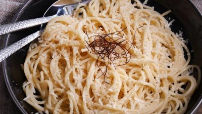Die Limette bringt Säure, die Chili Schärfe - und das Knoblauchöl den extra Kick Aroma: Das Pasta-Rezept der „Mehr Genuss“-Blogger ist schnell nachgekocht. (Foto: Katharina Frenzel/mehr-genuss.de/dpa)