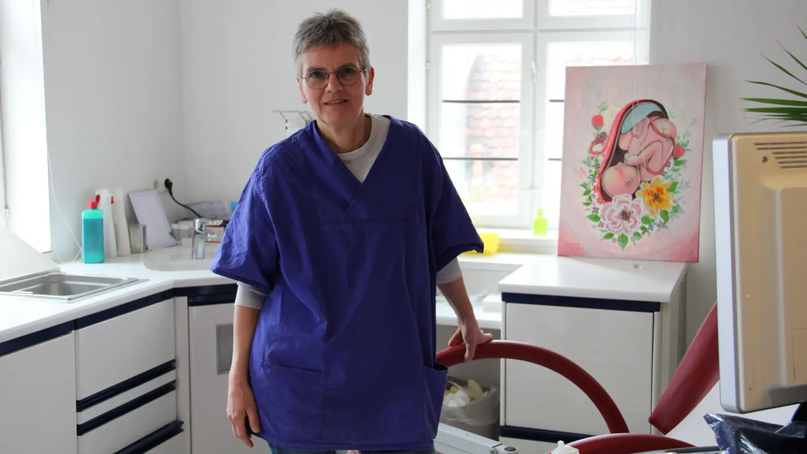 Dr. Annebärbel Abitbol hat ihre Praxis seit vielen Jahren direkt am Marktplatz. Sie ist 62 Jahre alt – ihr Ruhestand ist also in Sichtweite, wie sie selbst sagt. Sie pendelt an jedem Arbeitstag von Schwäbisch Hall nach Rothenburg, um Frauen zu behandeln. (Foto: Clarissa Kleinschrot)