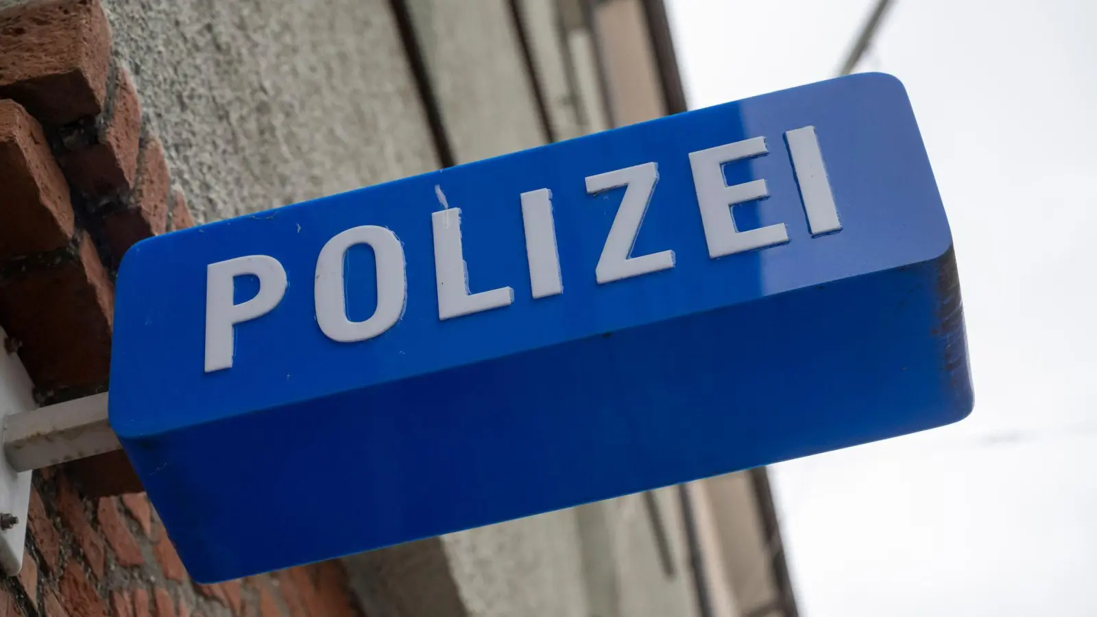 Eine Frau verursacht einen Unfall mit einem Schaden im mittleren fünfstelligen Bereich. (Symbolbild) (Foto: Peter Kneffel/dpa)
