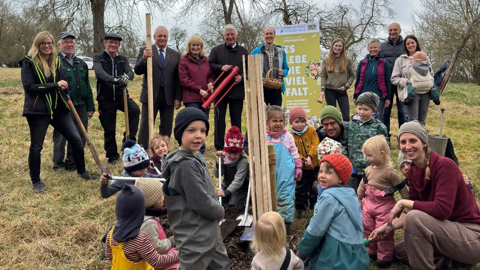 Die Mädchen und Jungen des Waldkindergartens packten bei der Walnuss-Pflanzaktion mit an. Vertreterinnen und Vertreter des Naturschutzes und der Verwaltung verfolgten das Geschehen mit Interesse. (Foto: Giuseppe Nigro)