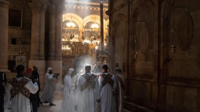 Koptische Priester nehmen an der Palmsonntagsprozession an der Grabeskirche in Jerusalem teil. (Foto: Leo Correa/AP/dpa)