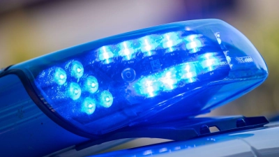 Ein Blaulicht ist auf dem Dach eines Polizeifahrzeugs zu sehen. (Foto: Lino Mirgeler/dpa/Symbolbild)