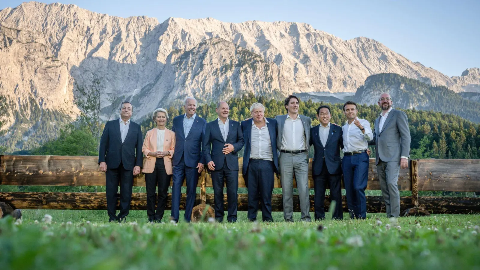 Die Regierungschefs haben sich beim G7 Treffen auf Schloss Elmau nach dem Abendessen zu einem informellen Gruppenbild an der &quot;Merkel - Obama&quot; Bank aufgestellt. (Foto: Michael Kappeler/dpa)
