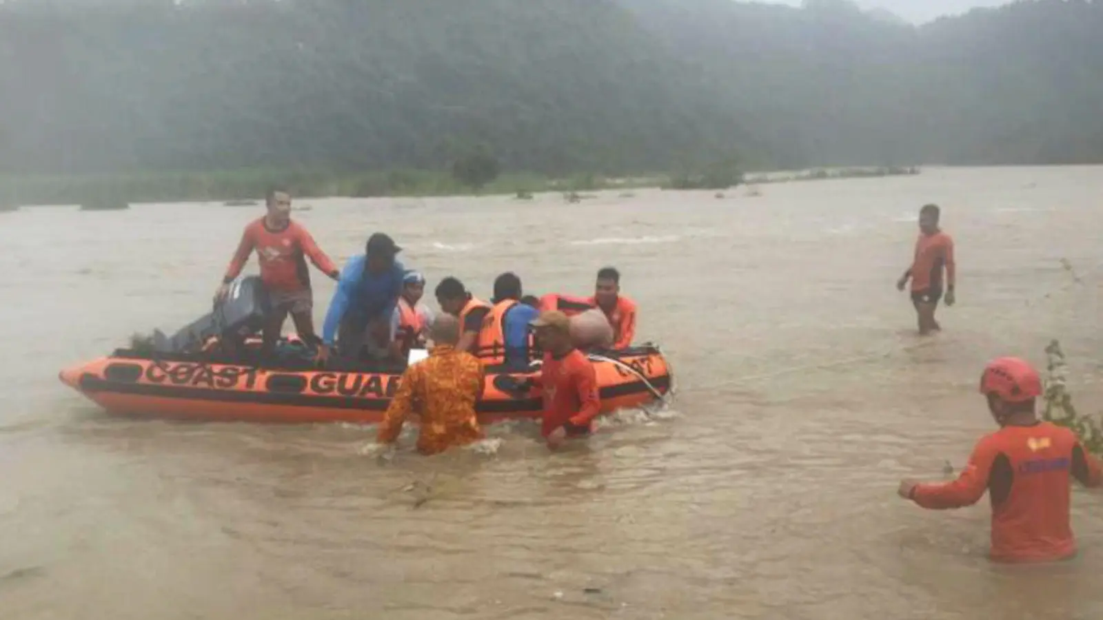 Steinbrucharbeiter werden in Naguilian (Philippinen) mit einem Schlauchboot evakuiert. (Foto: PHILIPPINE COAST GUARD/AP/dpa)